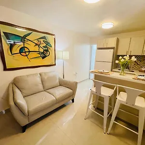 Compact Haven With Private Entrance And Free Parking And Laundry Apartment